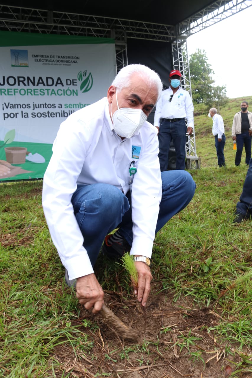 ETED Administrador de la ETED Martín Robles simbra un arbol